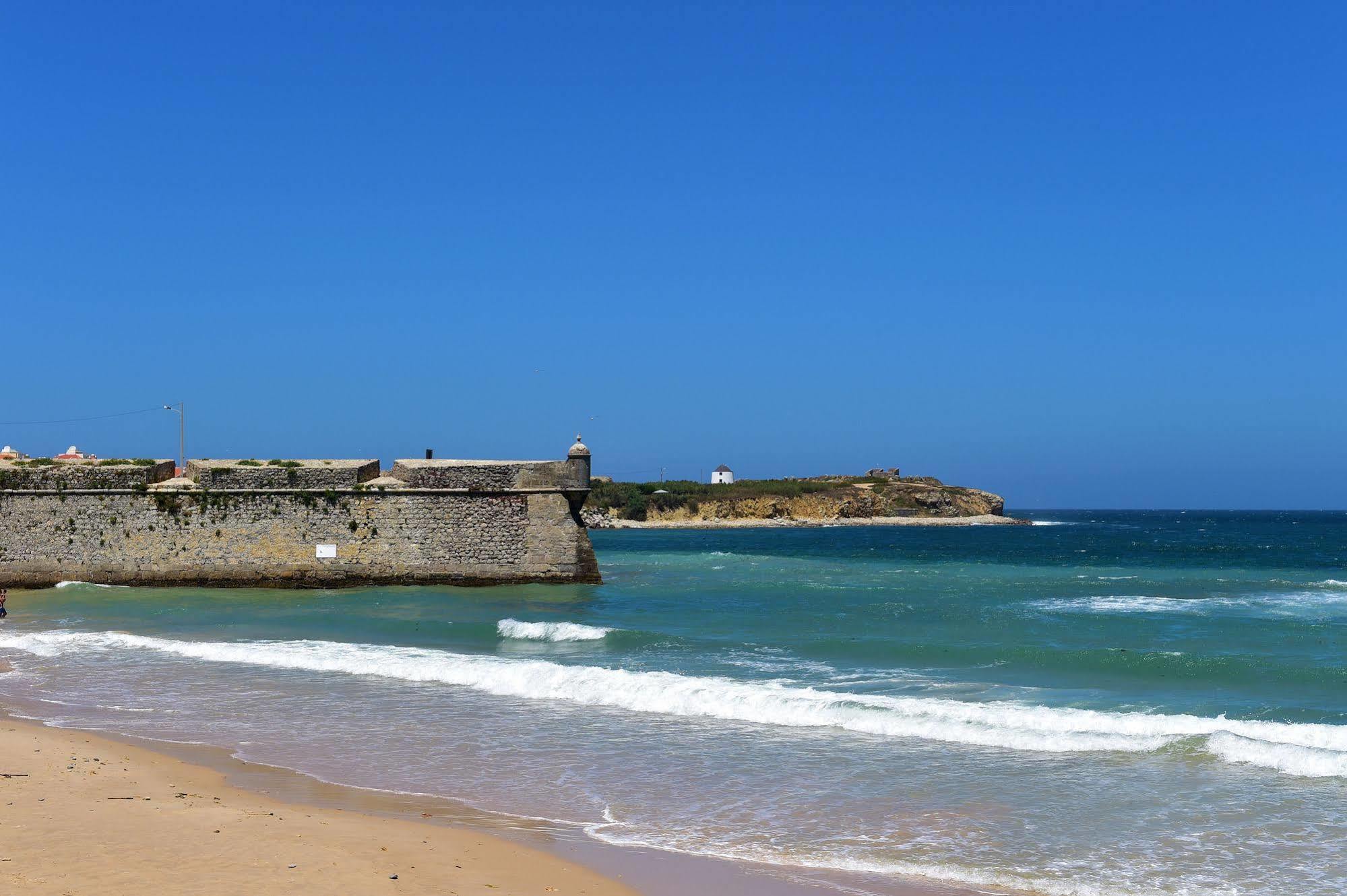 Mercearia D'Alegria Boutique B&B Peniche Bagian luar foto